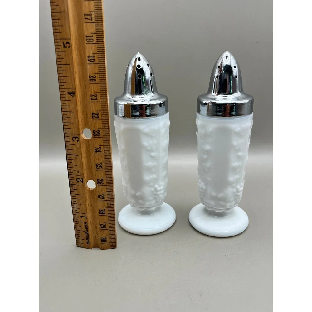 Vtg Westmoreland White Milk Glass Paneled Grape Salt Pepper Shakers Set‎ 4.75